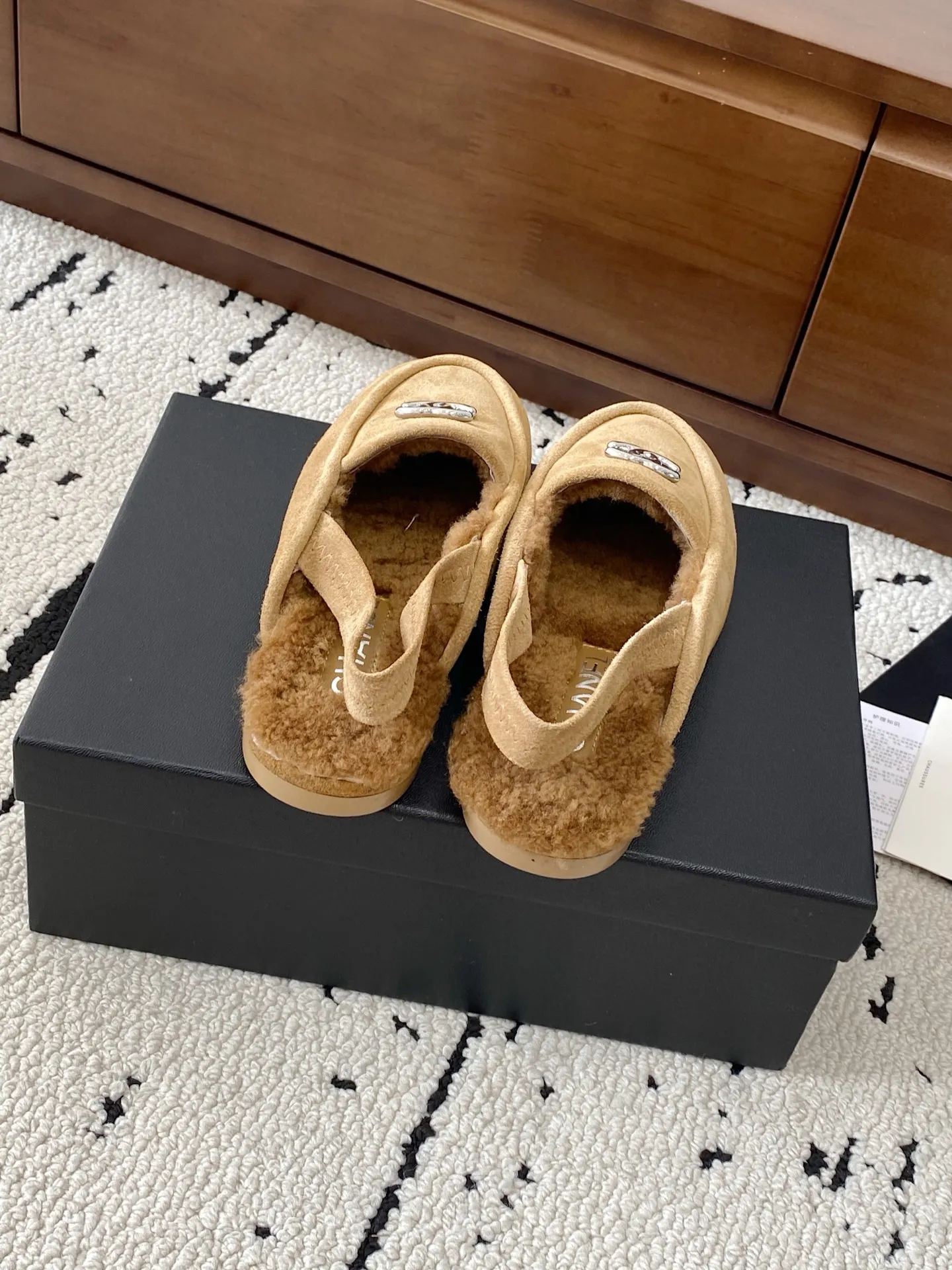👟👟Ex-factory price 640👟👟 🍀CHANEL25s Chanel Mary Jane beanie hair slippers, a hot new release in the early autumn series, this season's hot item from the fragrance family! I really fell in love at first sight, the classic color matching is perfect!  Really super personalized, which is the biggest highlight of this shoe. The eye-catching but not exaggerated design is super cool for daily use. It is super versatile whether paired with pants, sweaters or skirts. It looks good no matter how you wear it. The more you look at it, the more you like it! Upper: imported sheep leather. Lining: original developed lamb wool. Outsole: Italian leather outsole. Size: #35-41 (40 41 custom-made, non-refundable) 👉 👉